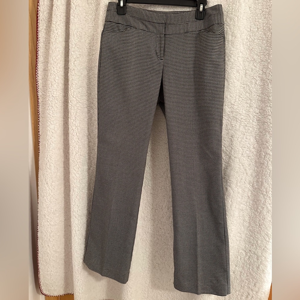 Loft size 4 houndstooth pattern trouser.